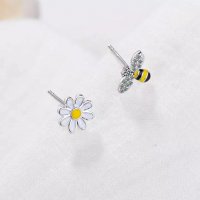 Асиметрични Сребърни Обеци Пчела и Цвете