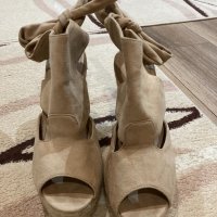 Велурени Дамски обувки на платформа в телесен цвят, снимка 2 - Дамски ежедневни обувки - 32658431