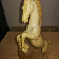 Продавам красива статуетка на кон,пластика, снимка 1 - Статуетки - 43847972