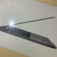 2020 Apple MacBook Pro 13in Laptop, снимка 2 - Лаптопи за дома - 44849871