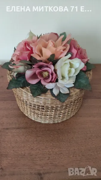 Плетена кутия с букет изкуствени рози на капака, снимка 1