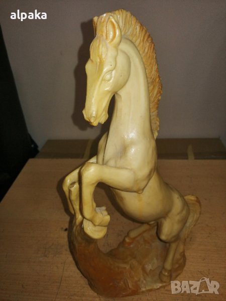 Продавам красива статуетка на кон,пластика, снимка 1