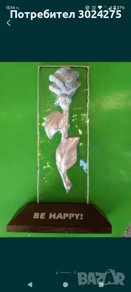 Сребриста роза на стъклен фон с дървена стойка, снимка 1