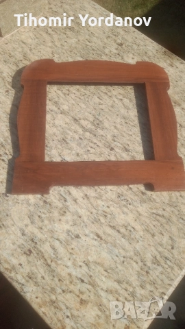 Дървена рамка.
