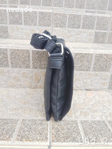 Малка черна дамска чанта с цял капак с частичен бял метален обков на ръба през рамо или през тялото , снимка 4 - Чанти - 28653918