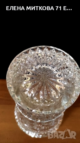 Една внушителна кристална ваза с богата геометрична гравюра и красиво оформен ръб, снимка 7 - Вази - 51660546