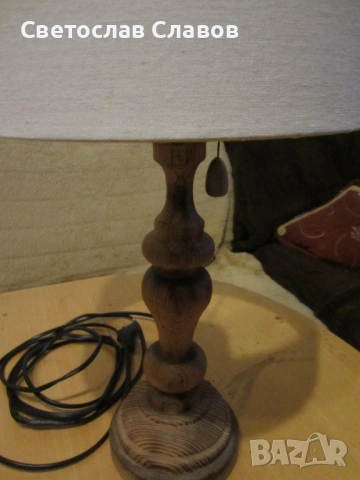 Дизайнерска настолна лампа със стойка от релефно струговано дърво , снимка 2 - Настолни лампи - 53253142