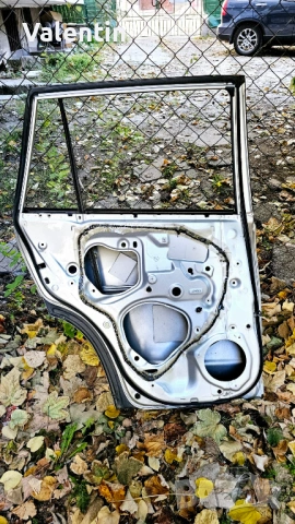 Продавам задна врата за Тойота Рав4 3 генерация