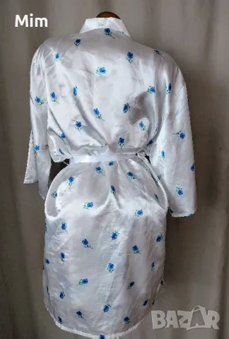 L/XL Бял сатенен халат на сини цветя , снимка 2 - Нощници - 49187877