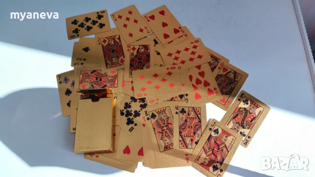 Луксозни карти за игра в златен десен. 