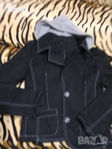 Дамско спортно сако с качулка.