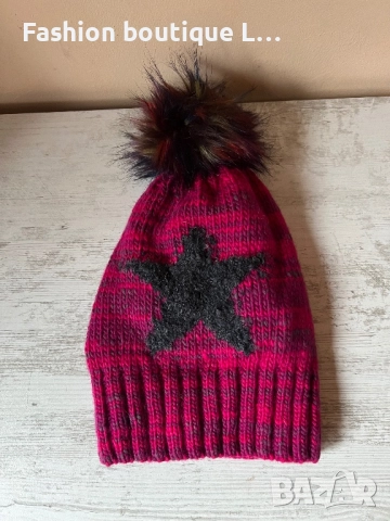 Цикламена плетена шапка с помпон и полар от вътрешната страна 60% акрил 20% вълна 20% полиестер ❤️