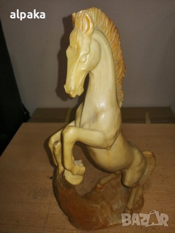 Продавам красива статуетка на кон,пластика, снимка 1 - Статуетки - 43847972