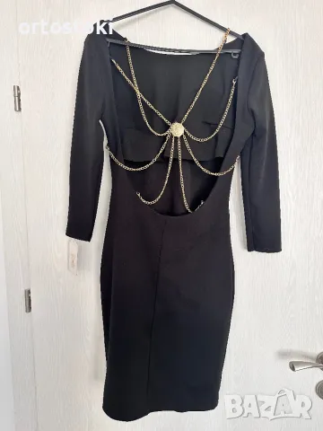 Рокля с ефектен гръб 