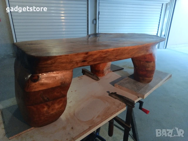 Ръчно изработена маса от три вида дърво