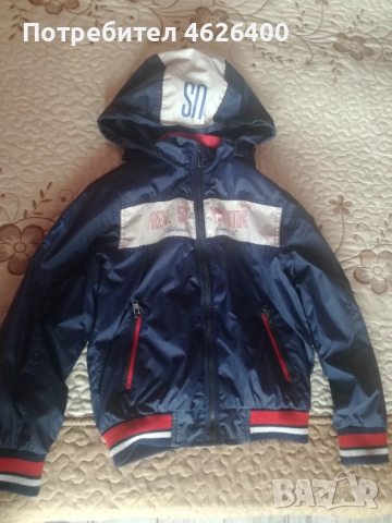 Продавам тъмно синьо детско марково яке за пролета и есента
