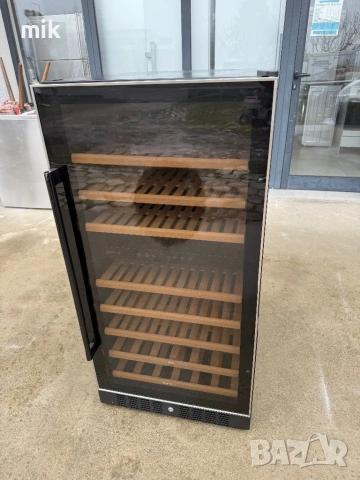 Витрина за вино с 2 температурни нива и вентилатор