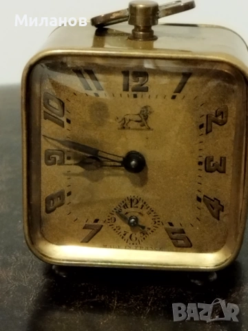 Стар механичен будилник, настолен часовник