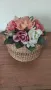 Плетена кутия с букет изкуствени рози на капака, снимка 1