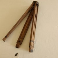 Много  стар дървен триножник статив , снимка 1 - Антикварни и старинни предмети - 43570394