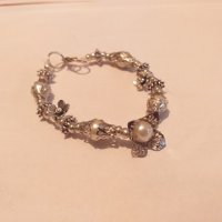Красива гривна с разкошни филигрирани сребристи елементи и перли ., снимка 5 - Гривни - 27546913