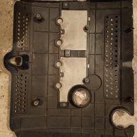 Капак декоративен над двигателя Алфа Ромео 2.0 ЖТС, снимка 1 - Резервни части за телефони - 44858361