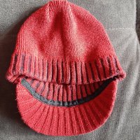 Дамска червена шапка с козирка, снимка 2 - Шапки - 43815037