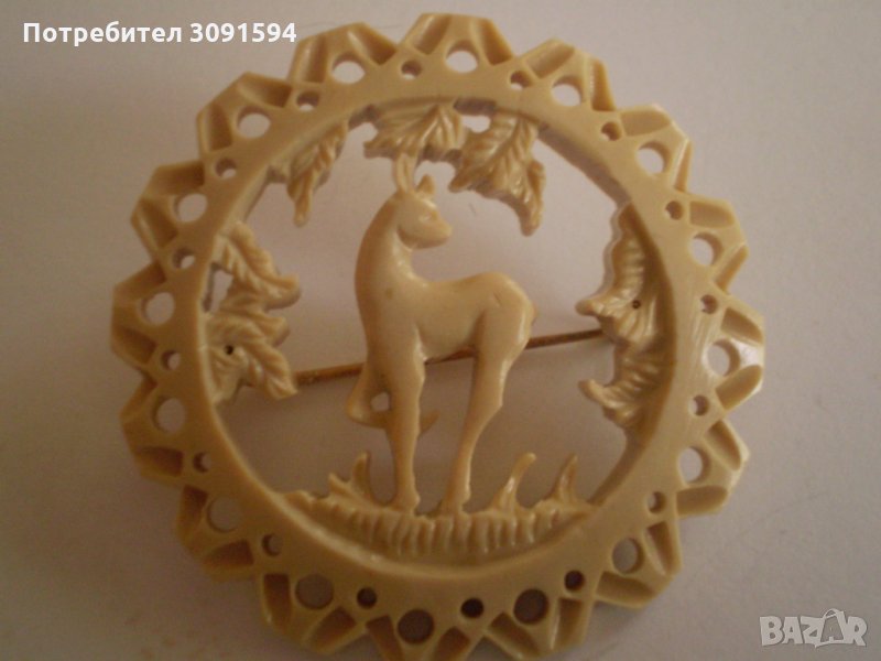 Стара брошка   изработена  от бакелит елен сърна, снимка 1