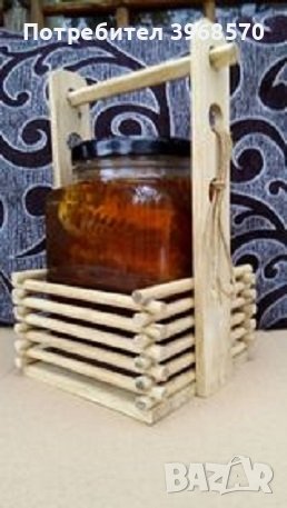 Пчелна пита, залята с пчелен мед в декоративен буркан с декоративна дървена стойка, снимка 1