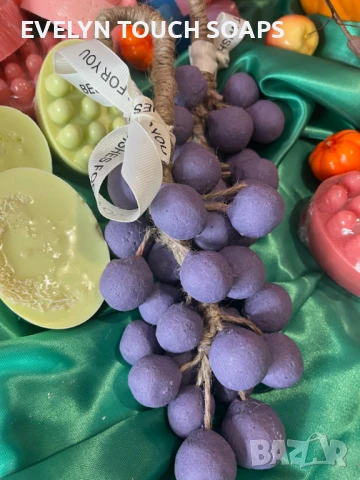 Сапун „Грозде“ – ръчно изработен с аромат на касис, снимка 3 - Козметика за тяло - 51370716