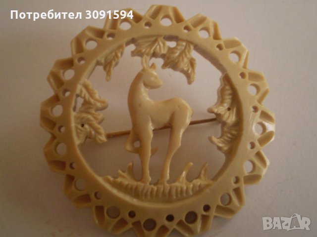 Стара брошка   изработена  от бакелит елен сърна