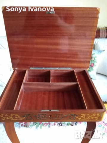 Продавам антикварна малка масичка., снимка 2 - Маси - 52444750