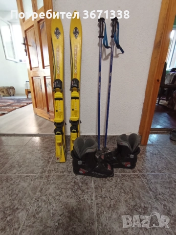 Детски ски ски обувки и щеки 