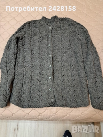 Продавам вълнена жилетка с дълъг ръкав