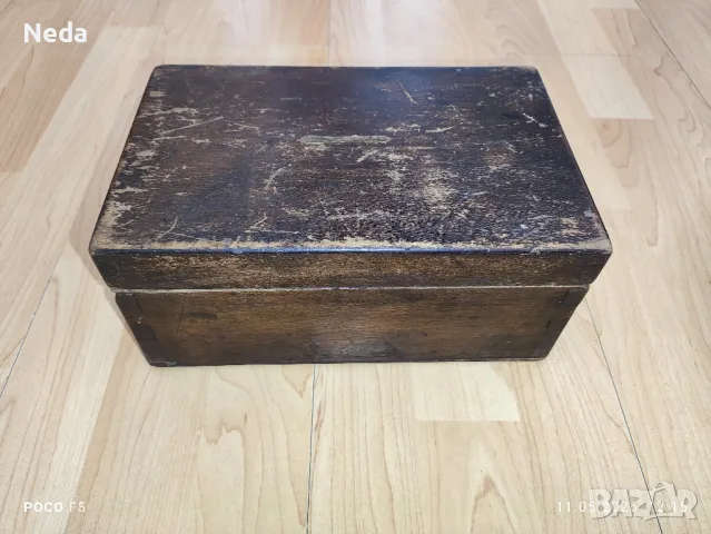 Стара дървена кутия 