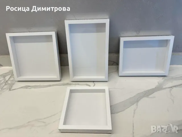 Дълбока 3D рамка с подпора отзад и възможност за окачване.