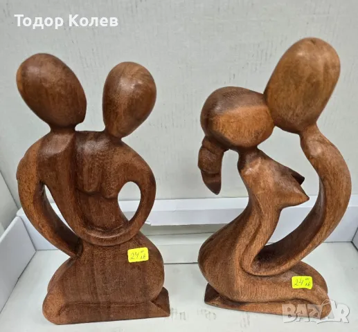 Дървени статуетки на влюбените. 
