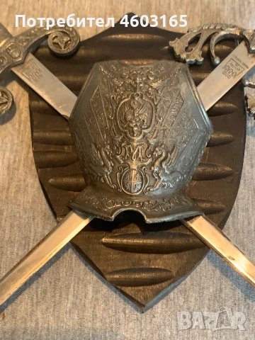 Сувенирен герб с 2 меча, снимка 5 - Антикварни и старинни предмети - 53223845