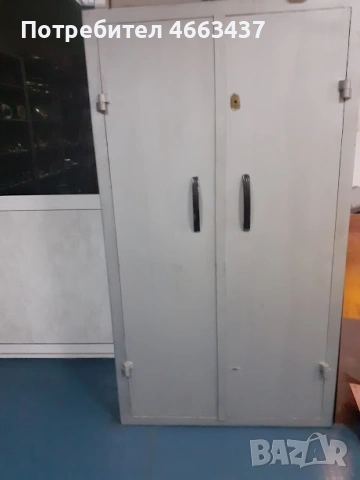 Стабилен метален шкав с рафтове