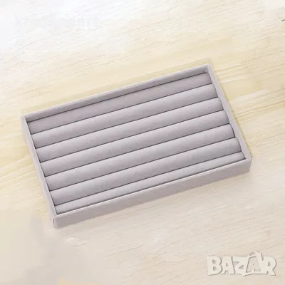 Сива кадифена кутия за бижута