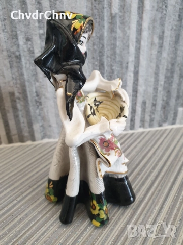 Малка порцеланова фигура/момиче с кошница/Mola Cagliara/статуетка 14см, снимка 2 - Статуетки - 51441514