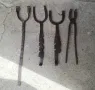 Стари ковашки клещи и  3бр. инструмент за направа на колела за каруца. ръчно изработени,, снимка 1