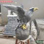 Орел от бетон върху топка. Градинска фигура за декорация