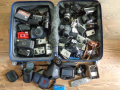 Продавам един куфар с фотоапарати , светкавици , обектив и куфар.