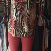 Блуза в червено-бежови цветове с остро деколте, обшито с черни камъчета и синци, снимка 1 - Блузи с дълъг ръкав и пуловери - 38421096