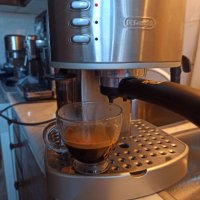 Кафе машина Делонги с ръкохватка с крема диск, работи перфектно и прави страхотно кафе с каймак , снимка 3 - Кафемашини - 38061031