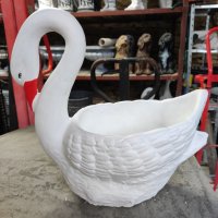 Декоративна саксия във форма на лебед в бял цвят, снимка 3 - Саксии и кашпи - 40677606