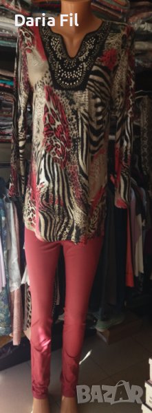 Блуза в червено-бежови цветове с остро деколте, обшито с черни камъчета и синци, снимка 1