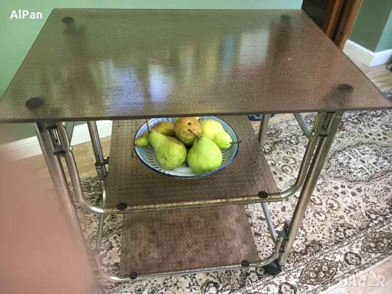 Стъклена масичка на колелца, снимка 1