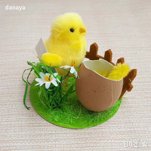 1456 Великденска украса пиленце в градинка, снимка 1